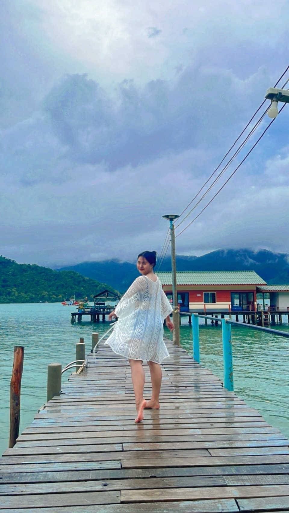 บรรยากาศสะพานริมทะเลและวิวภูเขา